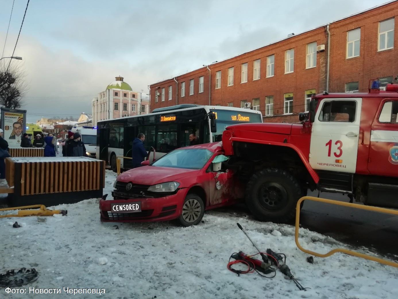 Пожарная машина на скорости «впечатала» иномарку в пассажирский автобус в  центре Череповца